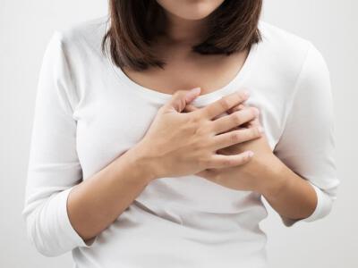 Symptoms of hematoma post-breast augmentation include swelling, pain, bruising, and an abnormal lump in the affected area.